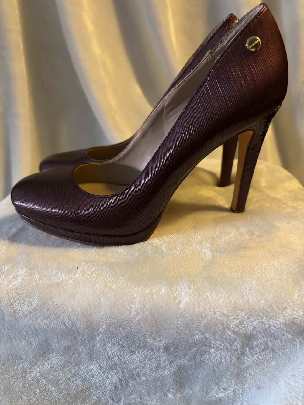 Calvin Klein. Women's Burgundy Textured High Heel Pumps